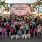 Familias mexicanas recibiendo apoyos gubernamentales en 2026 con alegría y esperanza.