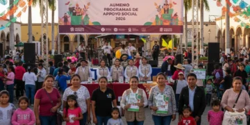 Familias mexicanas recibiendo apoyos gubernamentales en 2026 con alegría y esperanza.