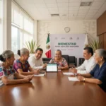 Adultos mayores mexicanos discutiendo los nuevos beneficios de pensión y seguridad social.